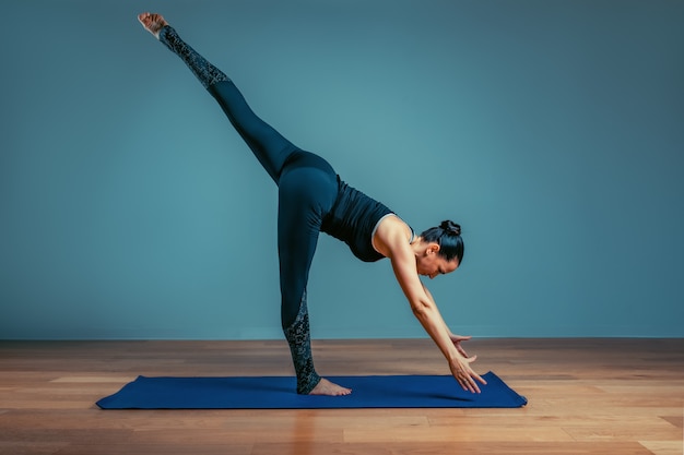 Entraîneur De Fitness Avec Une Belle Silhouette Pose Dans La Salle De Gym