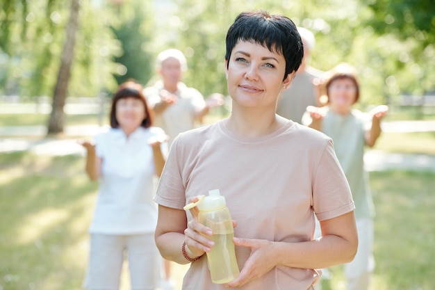 Entraîneur de fitness brune avec bouteille