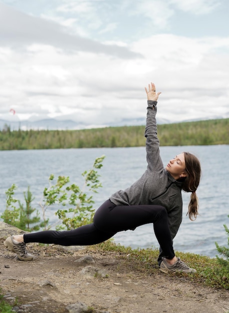 Entraîneur de fitness pleine hauteur Santé mentale et méditation et Zen Entraîneur de yoga mains fermées