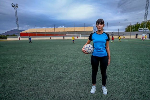 L'entraîneur de football des jeunes dirige l'entraînement quotidien