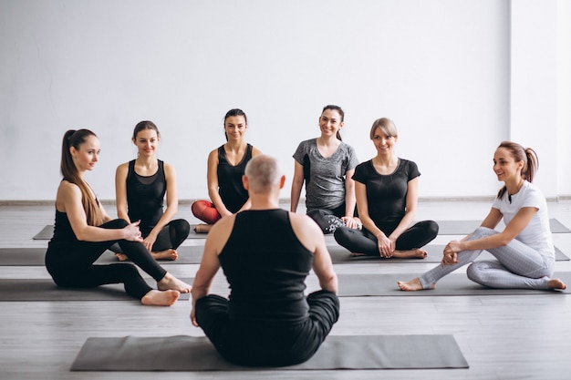 Entraîneur de groupe de yoga