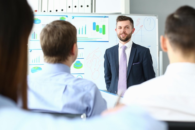 L'entraîneur mentor masculin organise une formation sur l'investissement financier