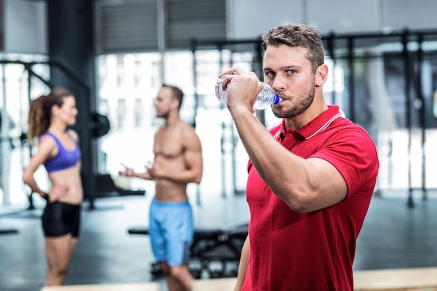 Entraîneur musculaire attentif eau potable