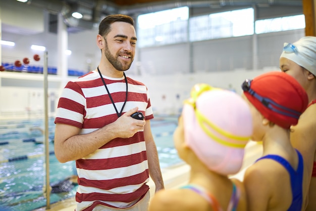 Entraîneur de natation apprenant aux enfants à nager