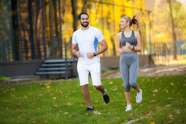 Entraîneur Personnel Fitness Prend Des Notes Tandis Que Femme Exerçant En Plein Air