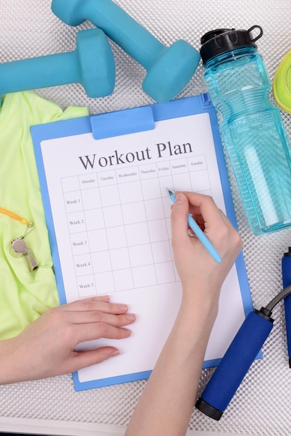 Photo l'entraîneur sportif équivaut à un plan d'entraînement en gros plan