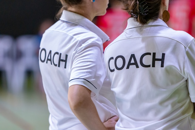 Les entraîneures en chemise blanche COACH