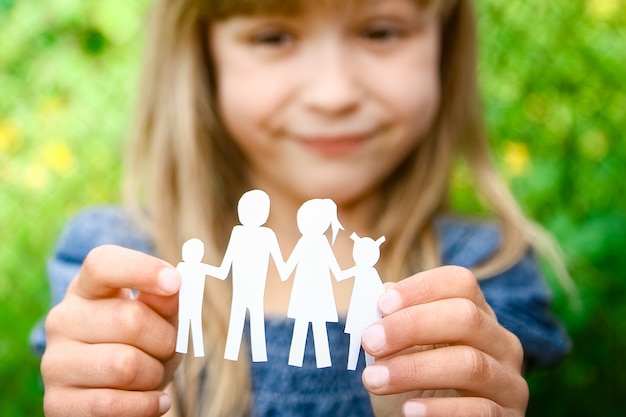 Photo entre les mains de la famille sur un document d'information