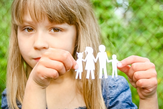 Photo entre les mains de la famille sur un document d'information