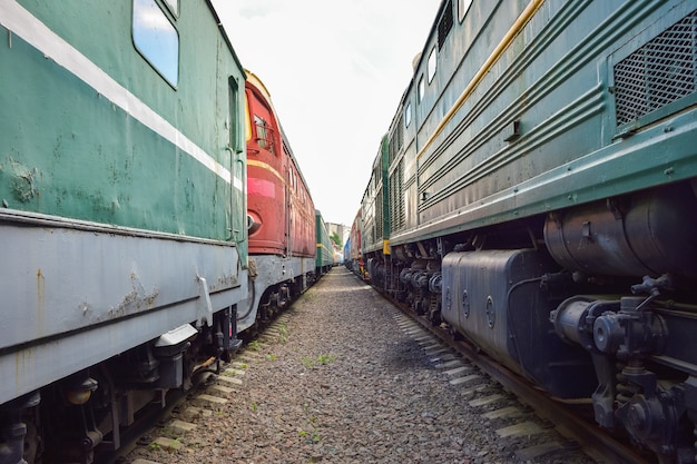 entre les voitures de trains d'époque entre deux vieux trains