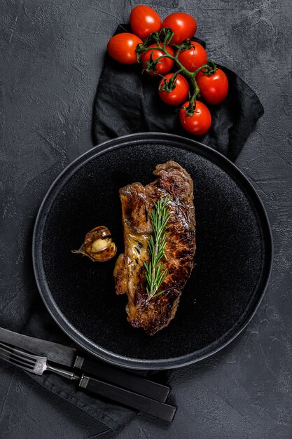 Entrecôte de boeuf sur fond noir