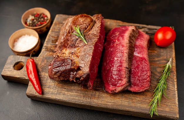 Entrecôte de boeuf grillée aux herbes et épices sur fond de pierre