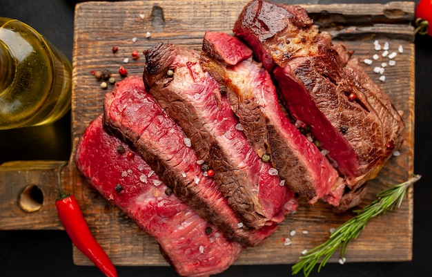 Entrecôte de boeuf grillée aux herbes et épices sur fond de pierre