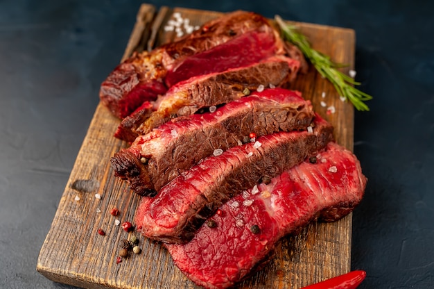 Entrecôte de boeuf grillée aux herbes et épices sur fond de pierre