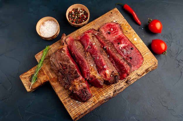 Entrecôte de boeuf grillée aux herbes et épices sur fond de pierre