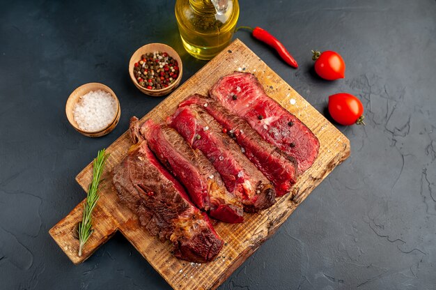 Entrecôte de boeuf grillée aux herbes et épices sur fond de pierre