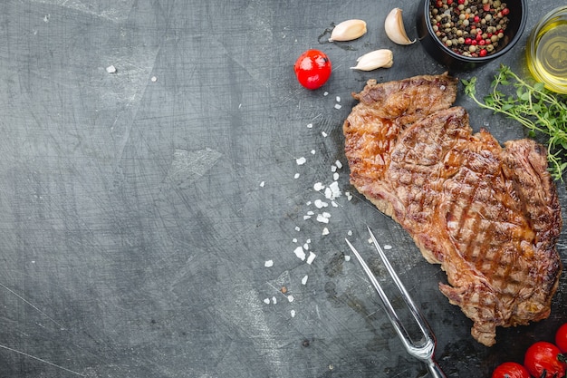 Entrecôte de boeuf grillée aux herbes et épices