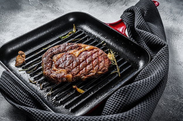 Entrecôte grillée dans une poêle avec du romarin et de l'ail. viande d'ibey marbrée. vue de dessus