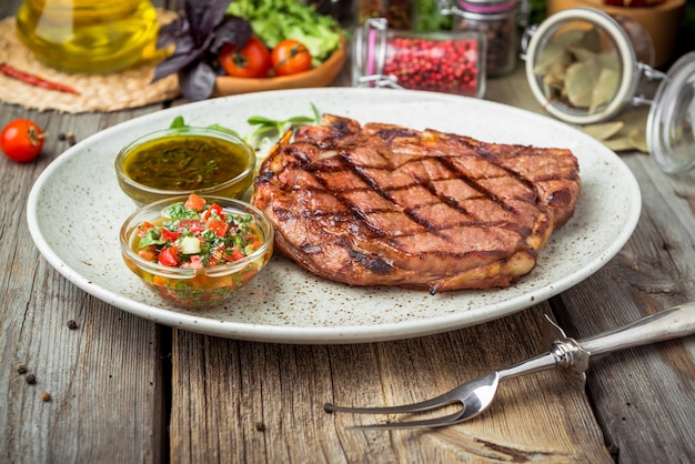 Entrecôte sur plaque avec sauce