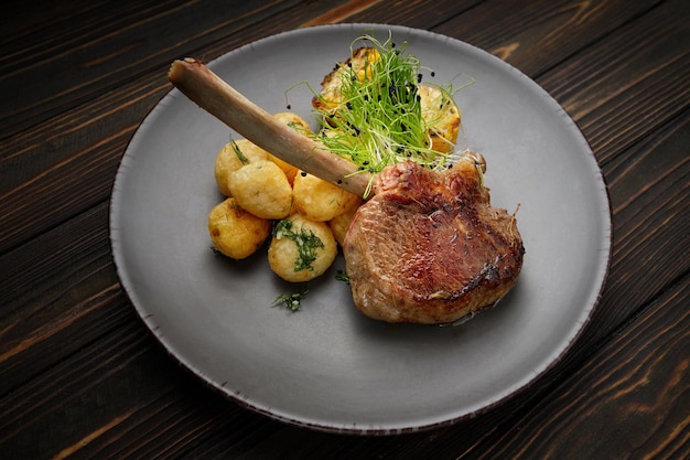 Entrecôte de veau aux pommes de terre et maïs sur fond de bois