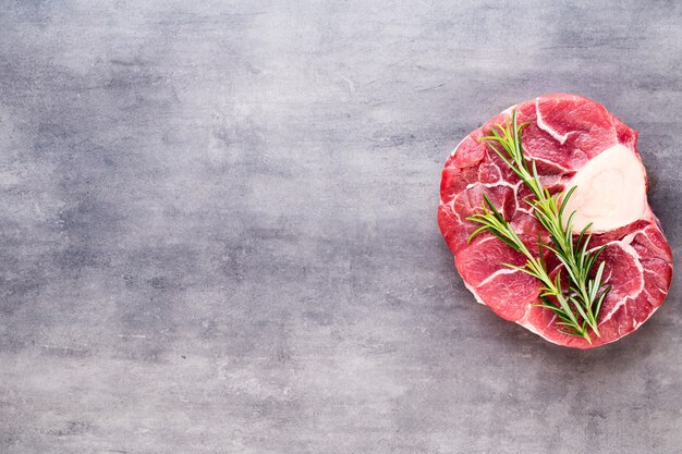 Entrecôte de viande de bœuf fraîche crue avec épices et ingrédients.