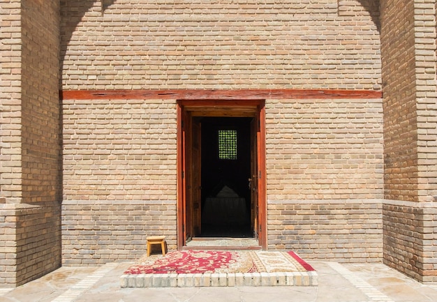 Entrée de l'ancien monument d'architecture du mausolée du XIe siècle de la ville de Karakhan Taraz au Kazakhstan