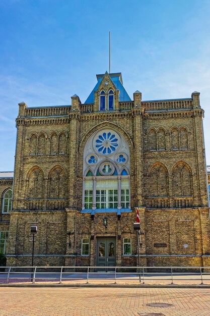 Entrée au gymnase de Ventspils en Lettonie. Ventspils est une ville de la région de Courlande en Lettonie. La Lettonie fait partie des pays baltes.