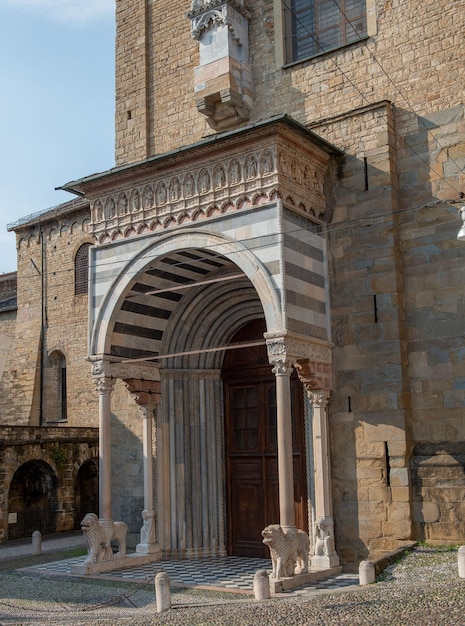 Entrée de la Basilique de Santa Maria Maggiore à Bergame