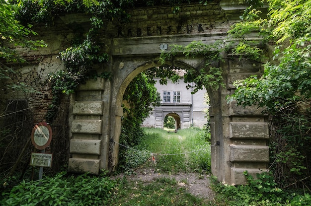 Entrée dans le château abandonné