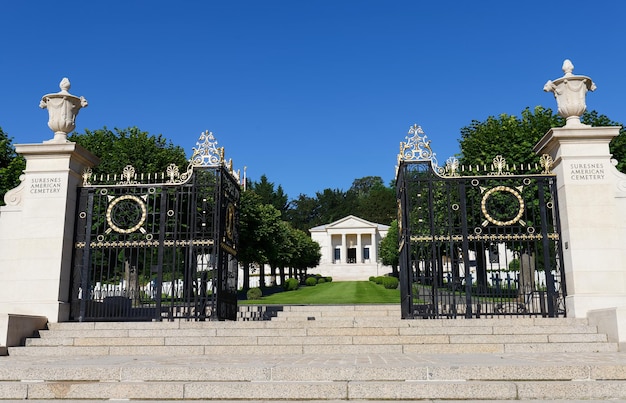 L'entrée dans le cimetière américain de Suresnes Il situé juste à l'extérieur de Paris commémore les militaires américains qui ont perdu la vie pendant la Première Guerre mondiale et la Seconde Guerre mondiale