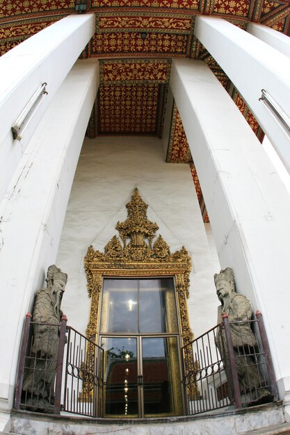 L'entrée du bâtiment est ornée de statues de dieux.