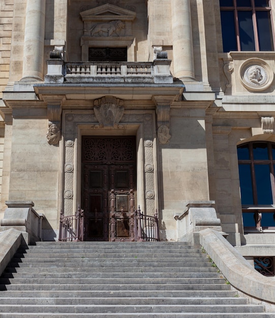 L'entrée du Muséum d'Histoire Naturelle se situe dans la Grande Galerie de l'Evolution du Jardin des PlantesParis