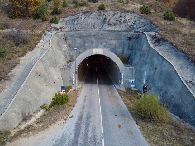 Entrée du tunnel routier Traverser la montagne sur la route