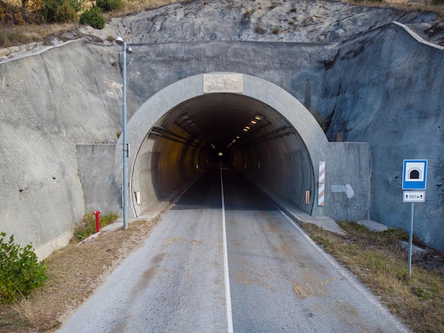 Entrée du tunnel routier Traverser la montagne sur la route