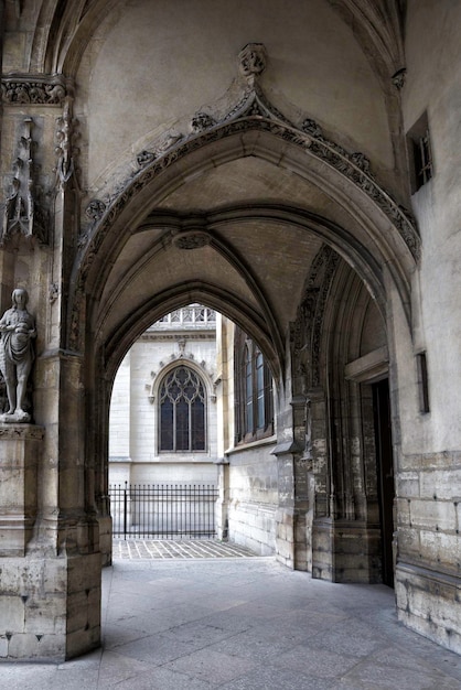 Entrée de l'église de Saint-Germain-l Osera à Paris France