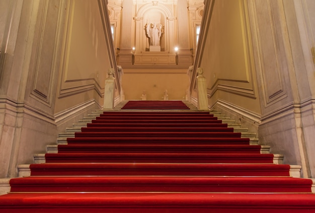 Entrée élégante dans un ancien palais italien.