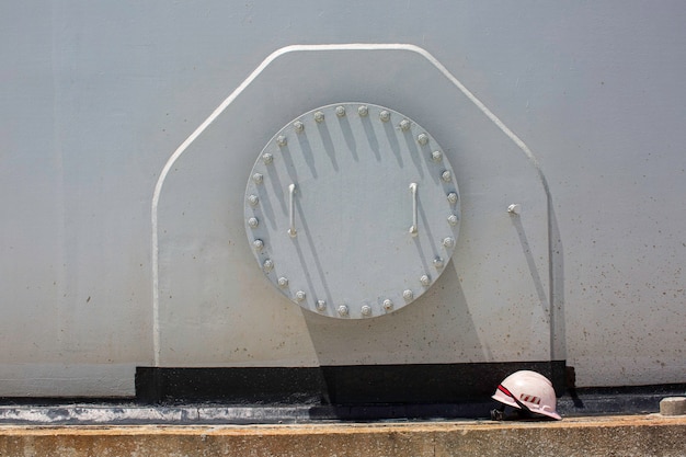 Entrée d'espace confiné blanc de réservoir avec symbole de panneau d'avertissement