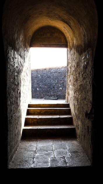 Entrée étroite d'escalier avec la lumière du soleil entrant par l'intérieur du fort