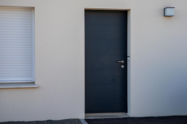 Entrée de façade de maison blanche porte grise moderne de maison de banlieue de rue