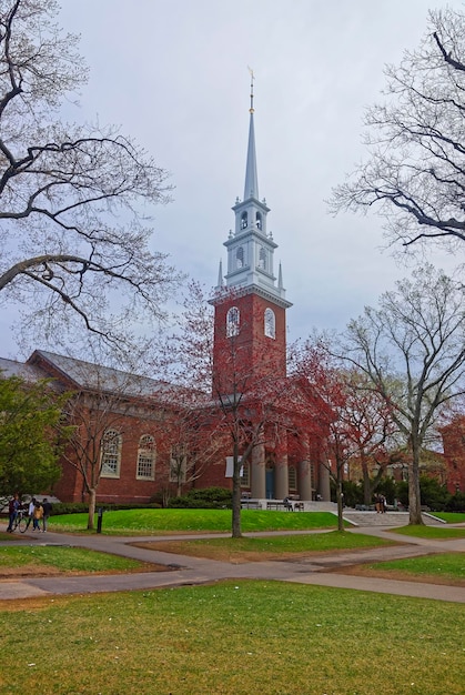 Entrée de l'Église du Souvenir et des touristes à Harvard Yard sur le campus de l'Université de Harvard à Cambridge, Massachusetts, MA, États-Unis. Il est construit en l'honneur des femmes et des hommes qui sont morts pendant la guerre mondiale