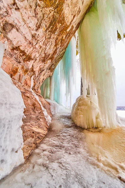 Entrée de la grotte de glace d'hiver avec de grands glaçons