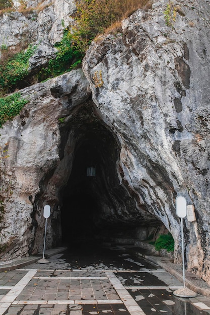 Entrée de la grotte karstique Postojnska-Jama en Slovénie