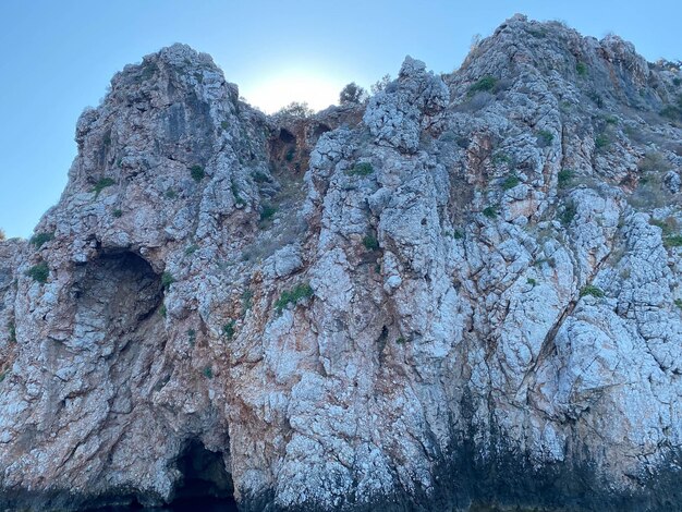 Entrée de la grotte marine Eau claire bleue et rochers sur fond de grotte