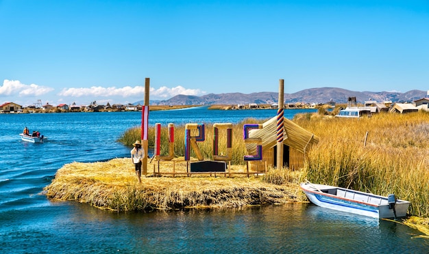 Entrée des îles flottantes Uros sur le lac Titicaca dans les Andes péruviennes