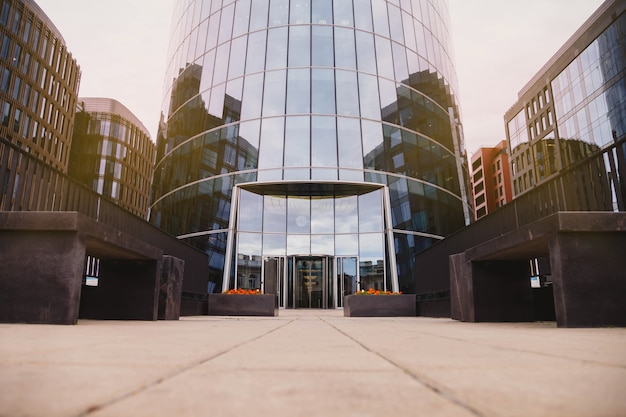 Entrée de l'immeuble de bureaux moderne de la ville d'affaires avec portes automatiques.