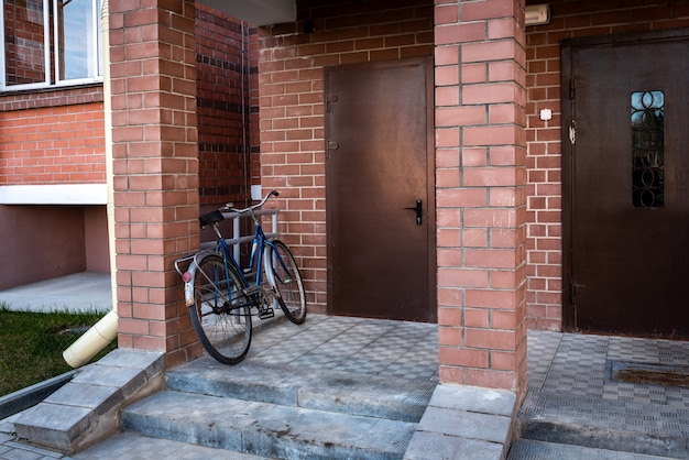 Entrée d'un immeuble d'habitation avec porte métallique avec interphone.