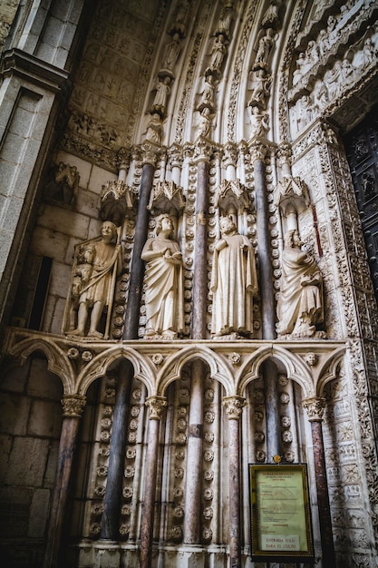 entrée latérale de la cathédrale de Tolède, arc avec reliefs religieux