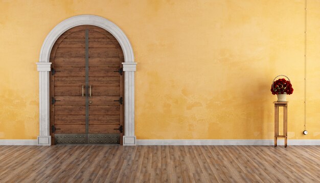 Entrée de maison avec ancien portail et porte en bois