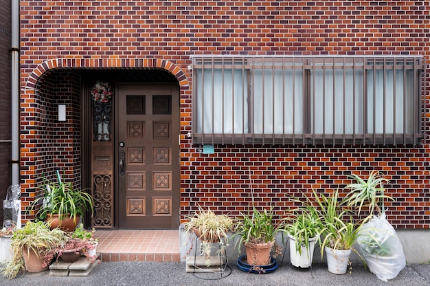 Entrée de maison japonaise avec des briques