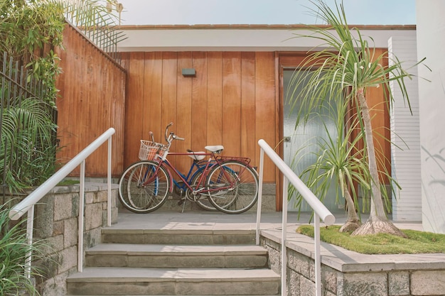 Entrée de la maison de plage avec deux vélos classiques Nouveau concept normal